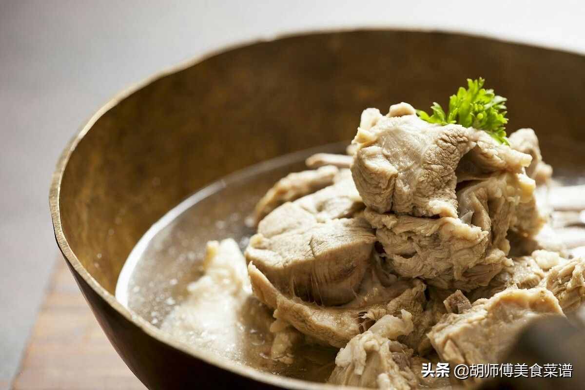 炖羊肉时，牢记“2不放3窍门”，保证羊肉汤鲜味美，没有腥膻味