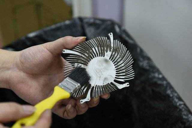 电脑清灰教程：电脑主机怎么清理灰尘？台式电脑主机清理灰尘教学