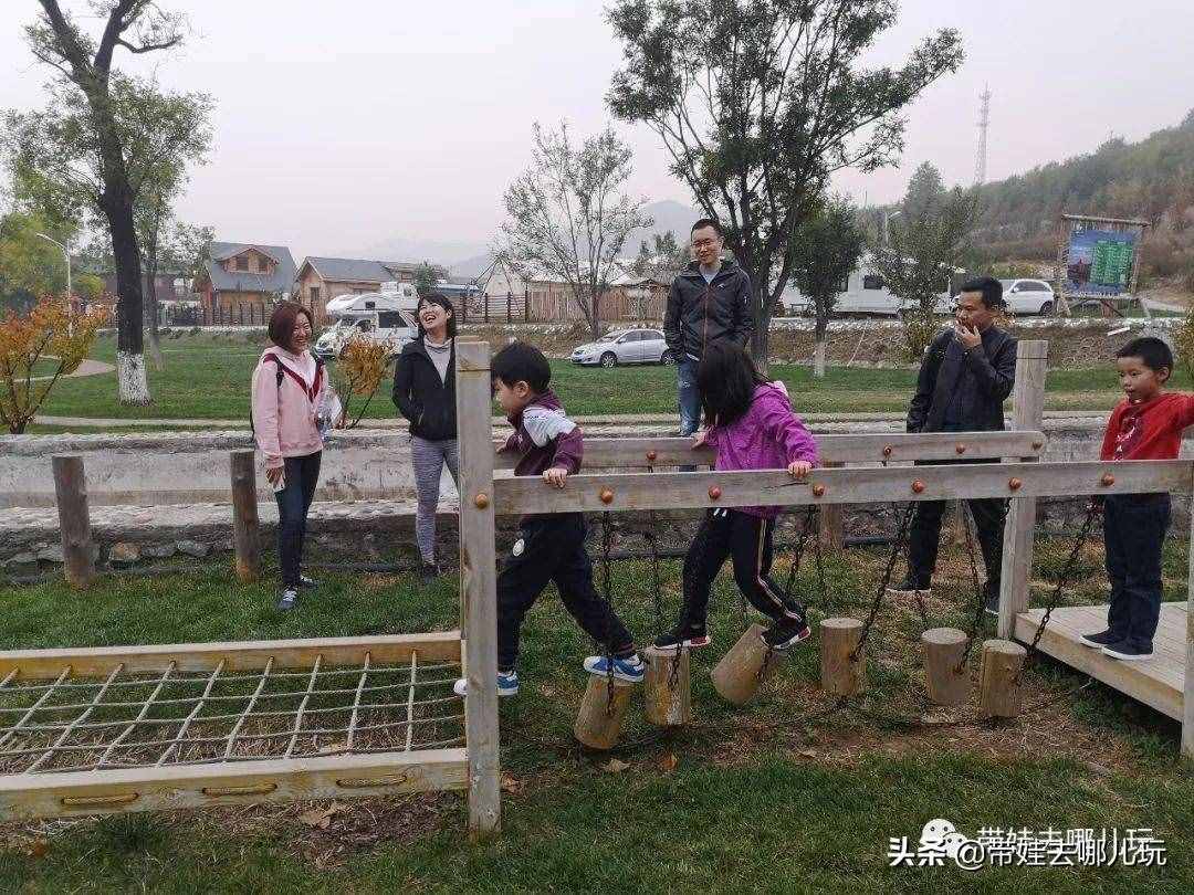 住别墅、滚草坪、躺在床上看电影，密云轻奢营地的花样玩法