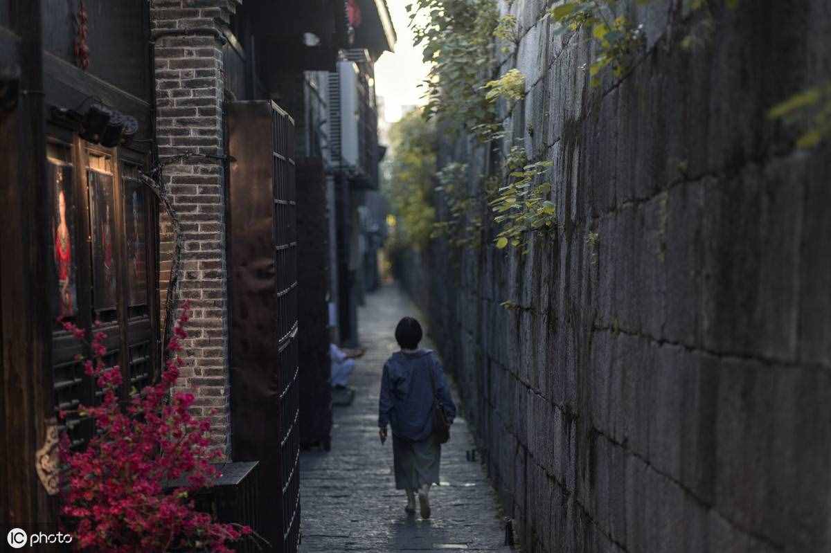 高中语文课文解读《雨巷》思想主题探究