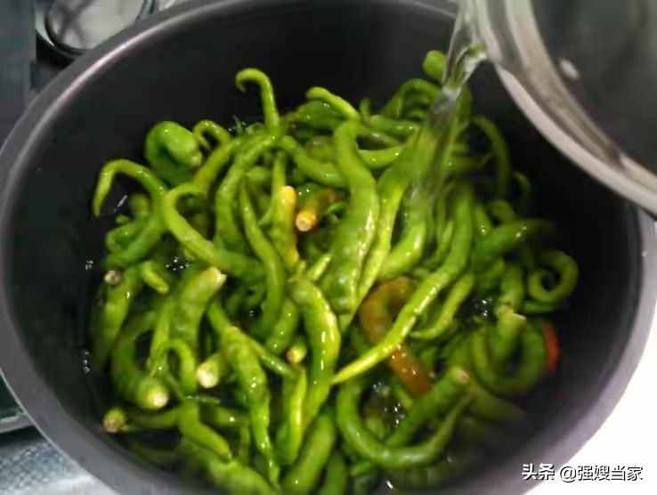 腌辣椒，牢记“1放2不放”的窍门，泡椒香辣爽脆不生花，太实用了