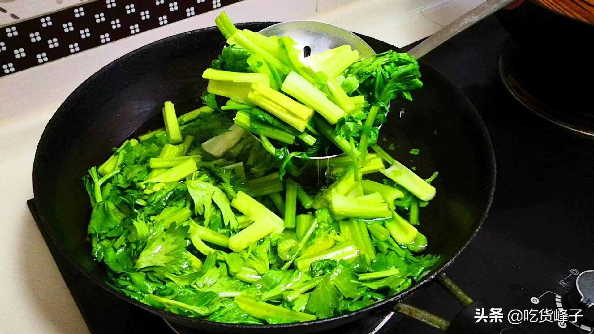 芹菜饺子怎么做才好吃呢？原来有秘诀，我家最爱这样调馅，太香了