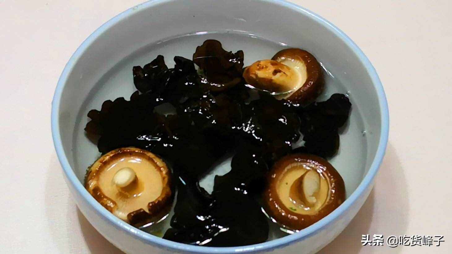 芹菜饺子怎么做才好吃呢？原来有秘诀，我家最爱这样调馅，太香了