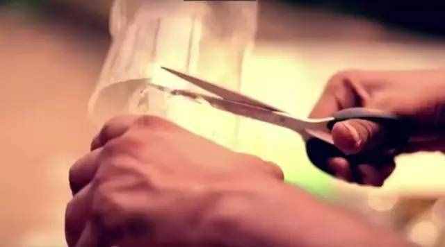 用41个塑料瓶制作空调，挂在窗户家里能降温5度，制作简单还环保