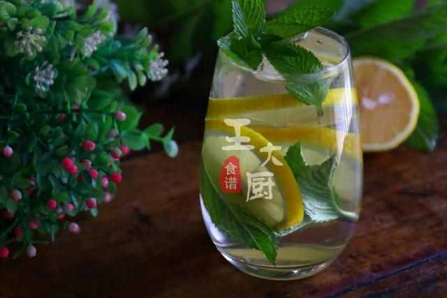 自制薄荷柠檬苏打水，清凉又解暑，天热来上一杯太提神啦