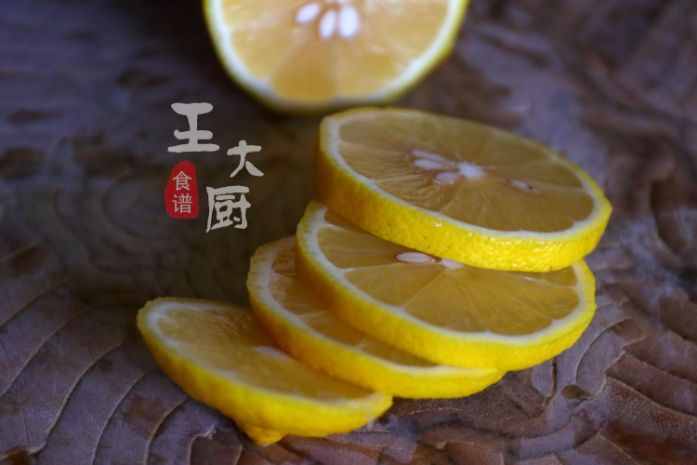自制薄荷柠檬苏打水，清凉又解暑，天热来上一杯太提神啦