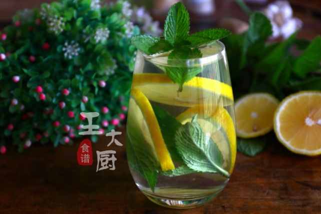 自制薄荷柠檬苏打水，清凉又解暑，天热来上一杯太提神啦