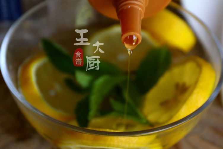 自制薄荷柠檬苏打水，清凉又解暑，天热来上一杯太提神啦