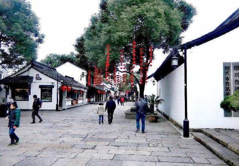 推荐自驾到绍兴古城一日游的三个景点：鲁迅故里、沈园、兰亭