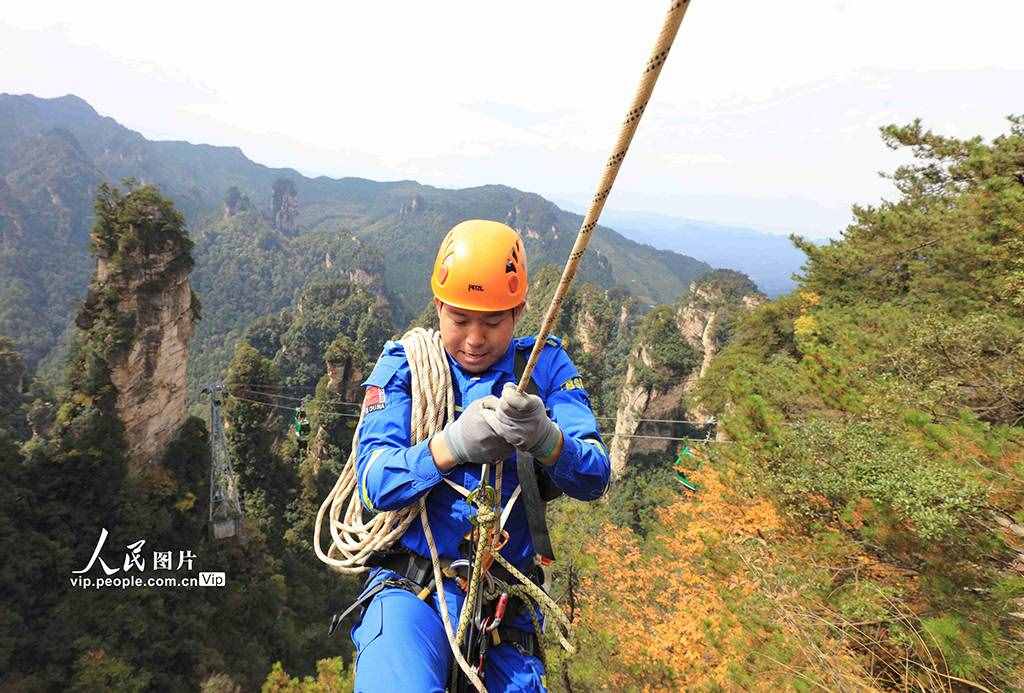 湖南张家界：行走绝壁捡垃圾 保护生态环境