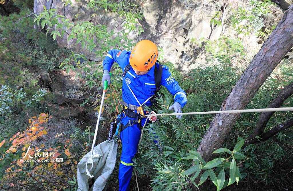 湖南张家界：行走绝壁捡垃圾 保护生态环境