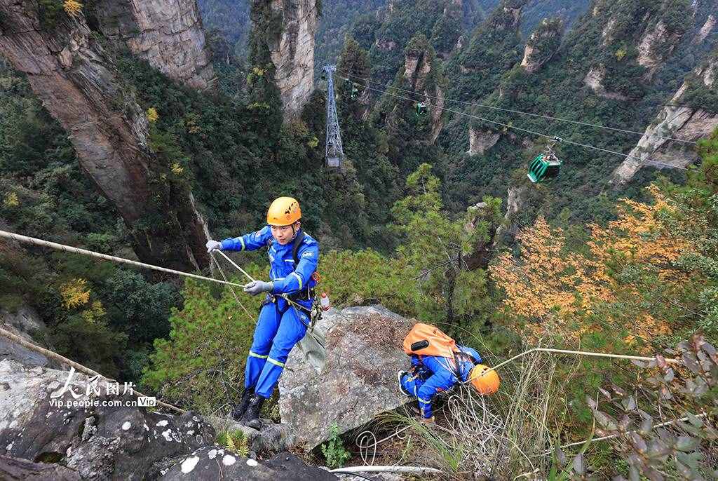 湖南张家界：行走绝壁捡垃圾 保护生态环境