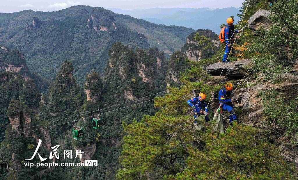 湖南张家界：行走绝壁捡垃圾 保护生态环境