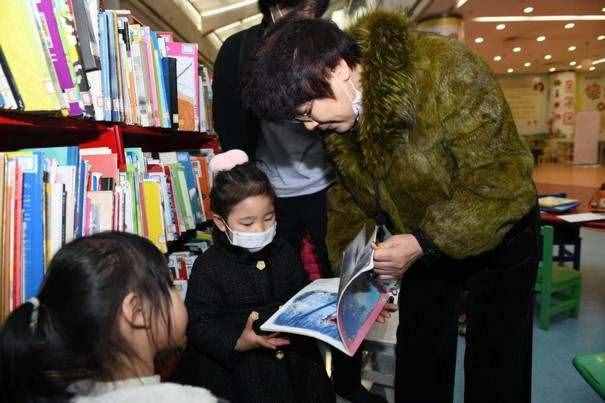 这些小豆丁们来到了图书馆，一起做了这件事
