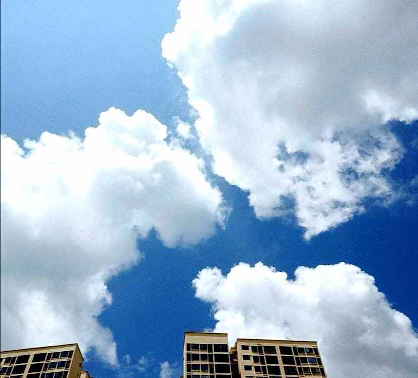 云彩轻飘飘地飘在天上，实际上它重达千吨，为何没有直接掉下来呢