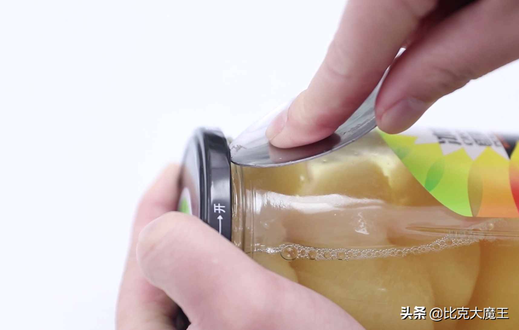 才发现罐头上有“小机关”，轻轻松松就打开，再也不用蛮力开罐头