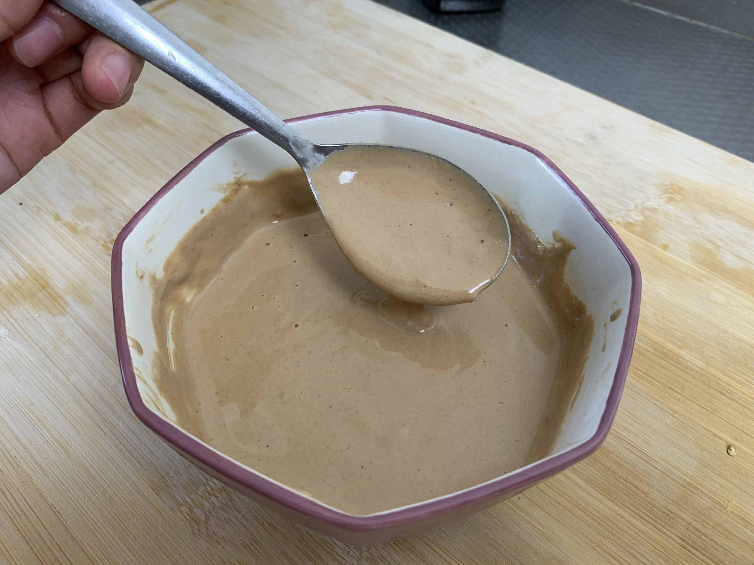 调芝麻酱到底用水还是用油？大厨教你正确做法，口感细腻味道香