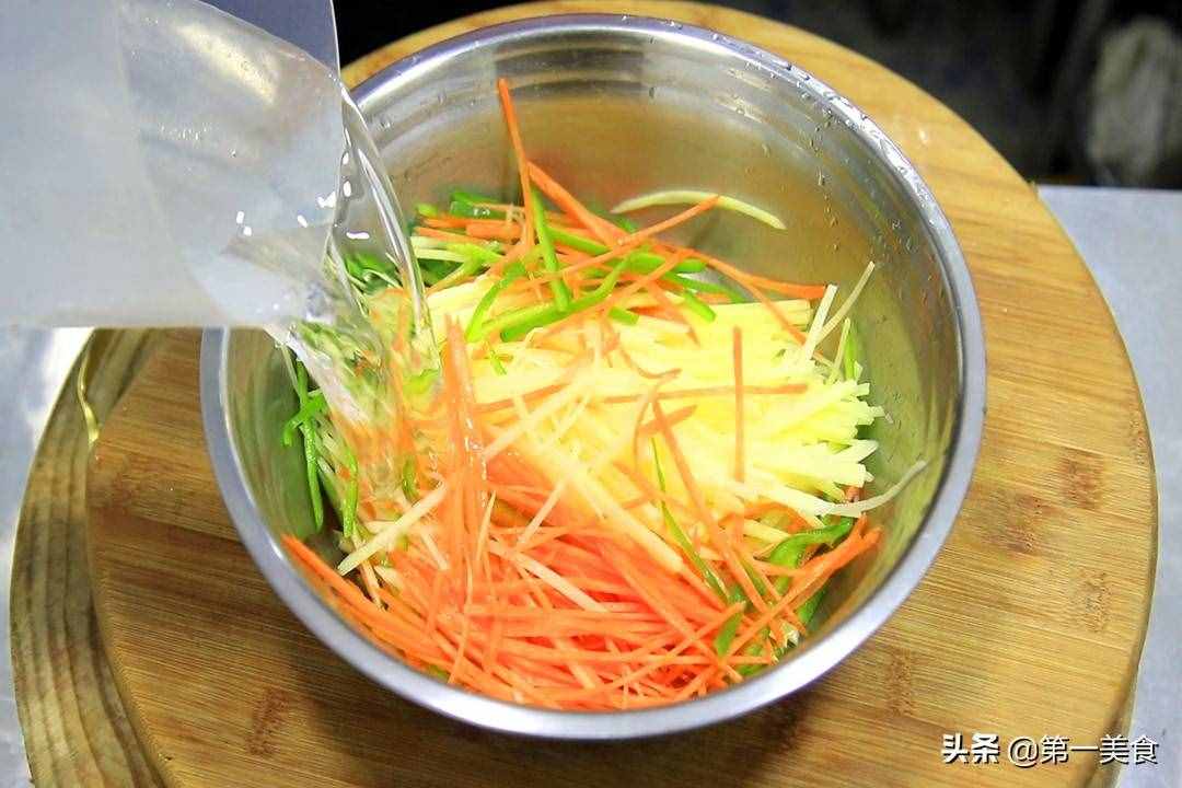 早餐店买3块一张的土豆饼，在家2个土豆做7张，清香柔软不黏牙
