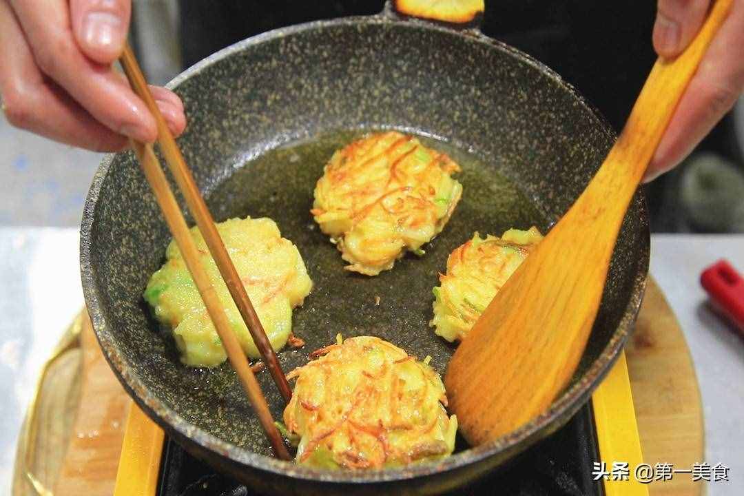 早餐店买3块一张的土豆饼，在家2个土豆做7张，清香柔软不黏牙