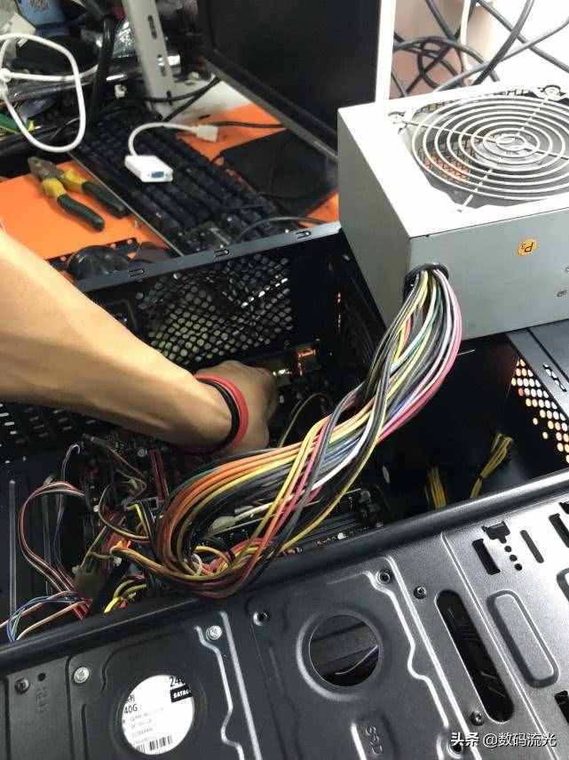 电脑主机正常运行，显示器黑屏，有六种原因，前三种方法要掌握！