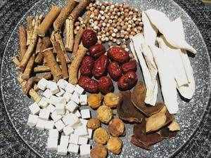 五指毛桃骨头汤，排湿祛湿汤料的做法 步骤1