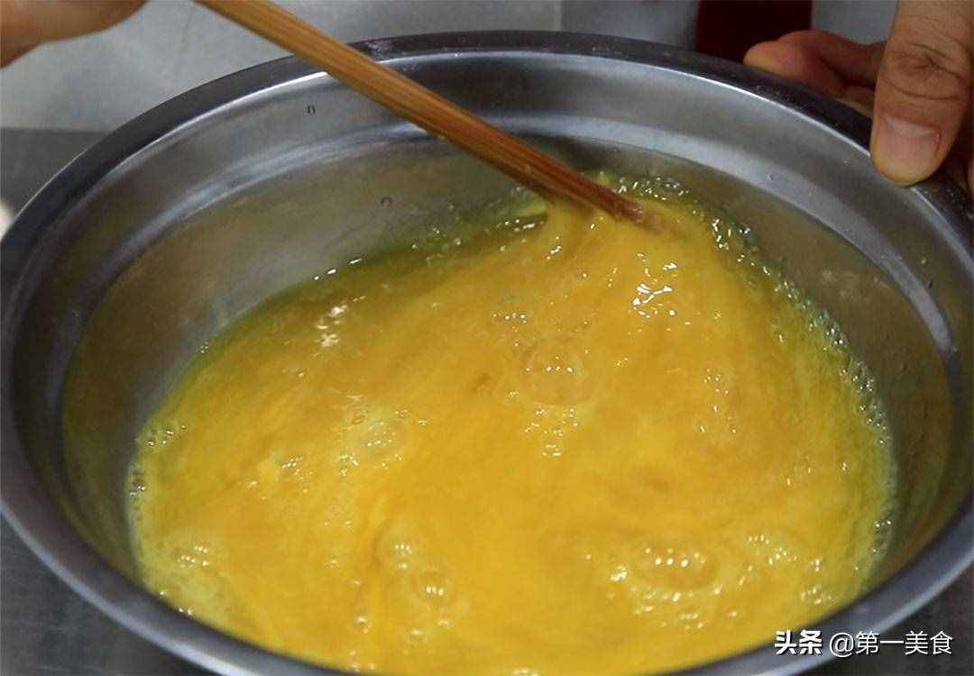 鸡蛋卷最简单的做法，4个鸡蛋，1碗面粉，一摊一卷，快速成形