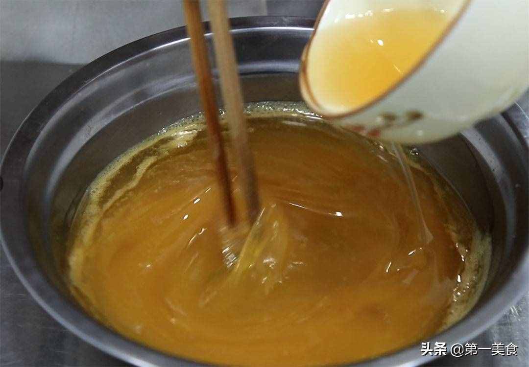 鸡蛋卷最简单的做法，4个鸡蛋，1碗面粉，一摊一卷，快速成形