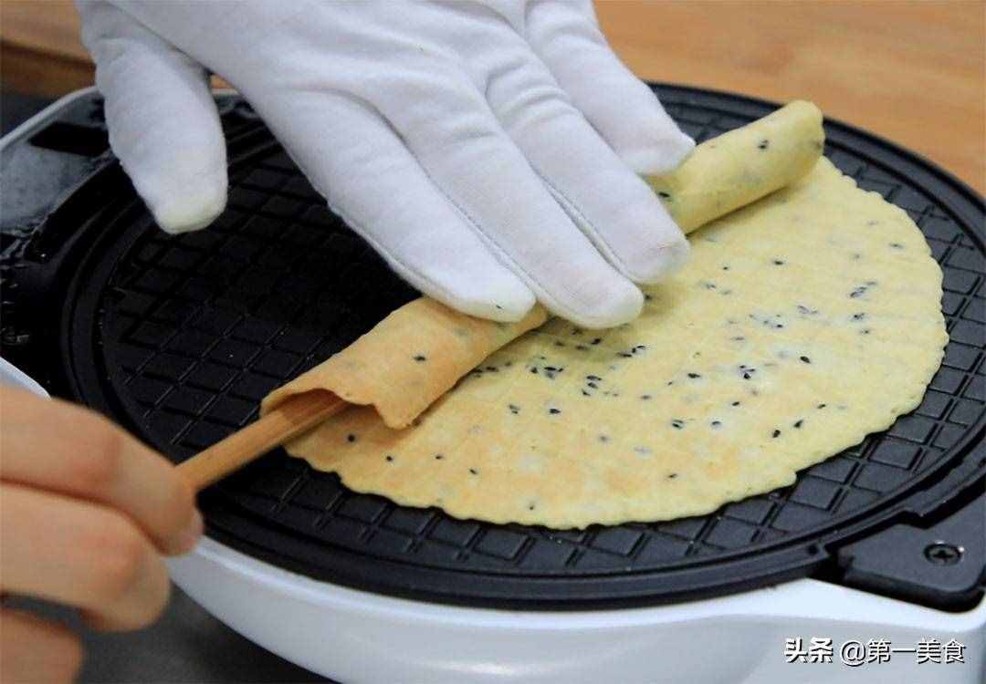 鸡蛋卷最简单的做法，4个鸡蛋，1碗面粉，一摊一卷，快速成形