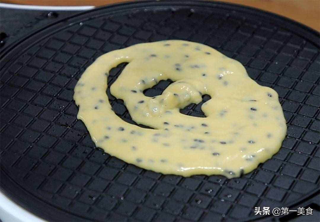 鸡蛋卷最简单的做法，4个鸡蛋，1碗面粉，一摊一卷，快速成形