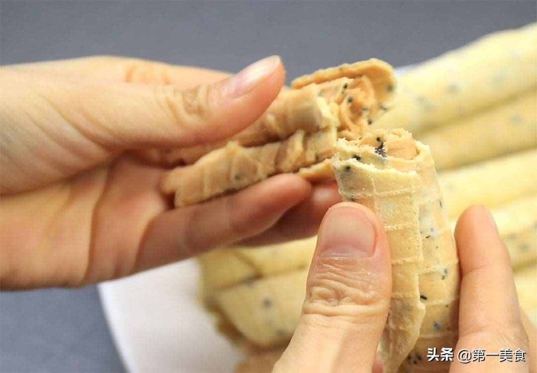 鸡蛋卷最简单的做法，4个鸡蛋，1碗面粉，一摊一卷，快速成形