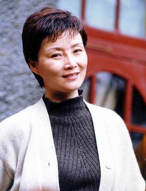 62岁老戏骨朱茵近况：曾搭档李幼斌演夫妻，和丈夫离婚后至今未婚