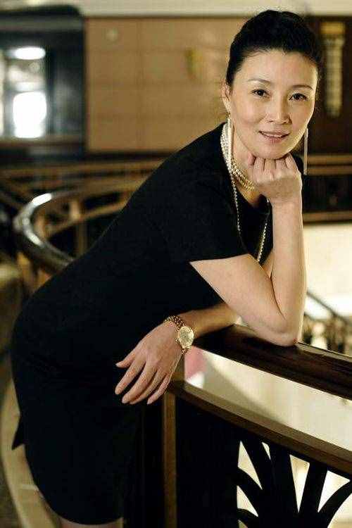 62岁老戏骨朱茵近况：曾搭档李幼斌演夫妻，和丈夫离婚后至今未婚