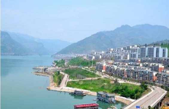 云南省一个县，总人口仅15万，地处两省交界处