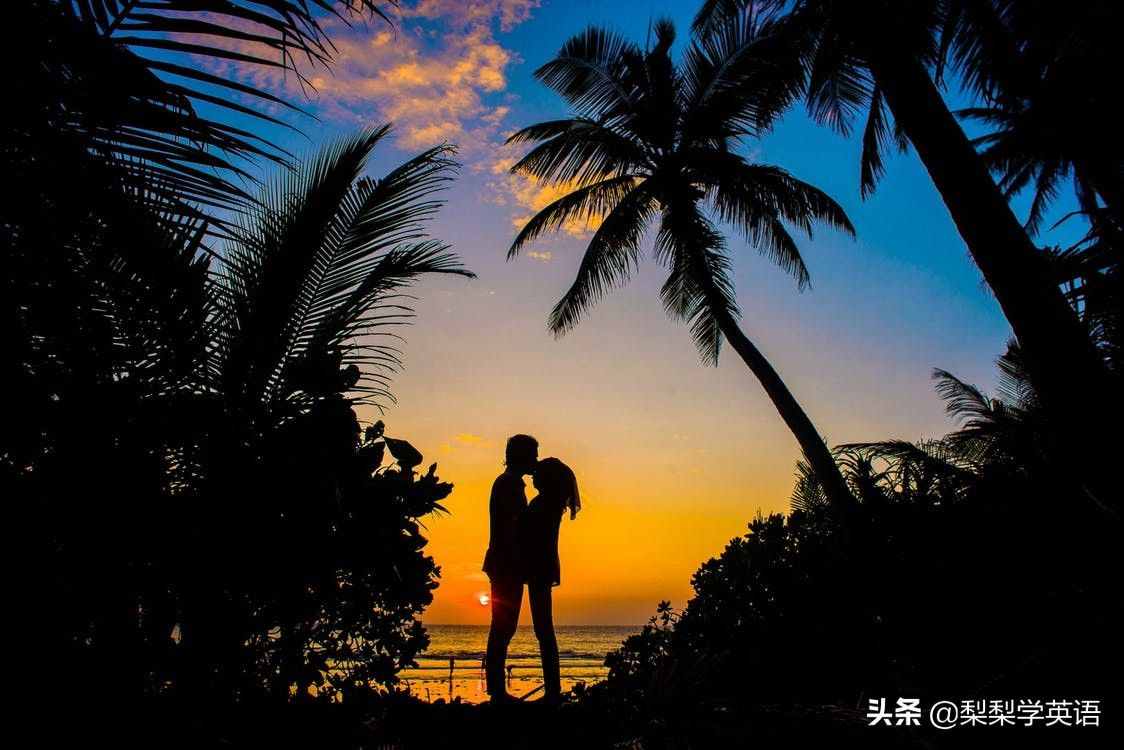 honey是蜂蜜，moon是月亮，那么honeymoon是什么意思呢？