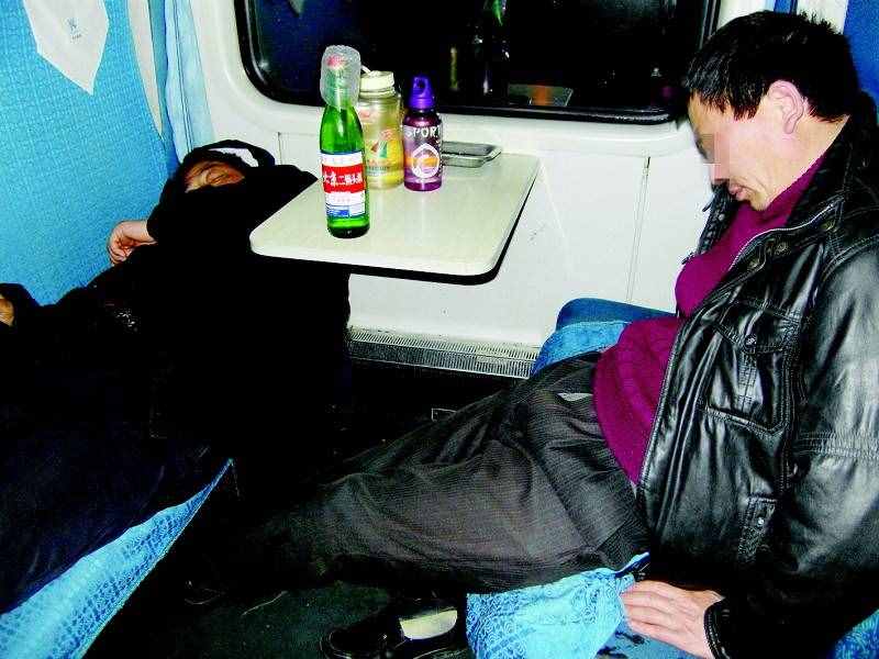 坐火车旅行，能带多少白酒上火车呢？火车上可以喝酒吃肉吗？