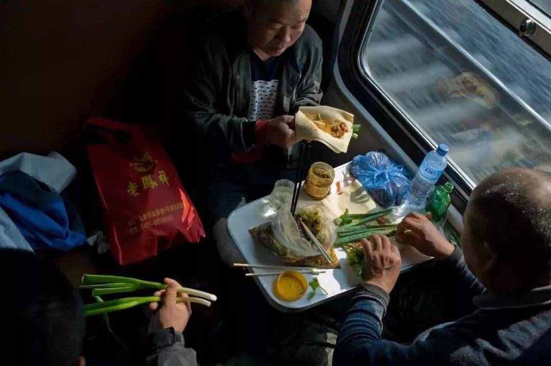 坐火车旅行，能带多少白酒上火车呢？火车上可以喝酒吃肉吗？