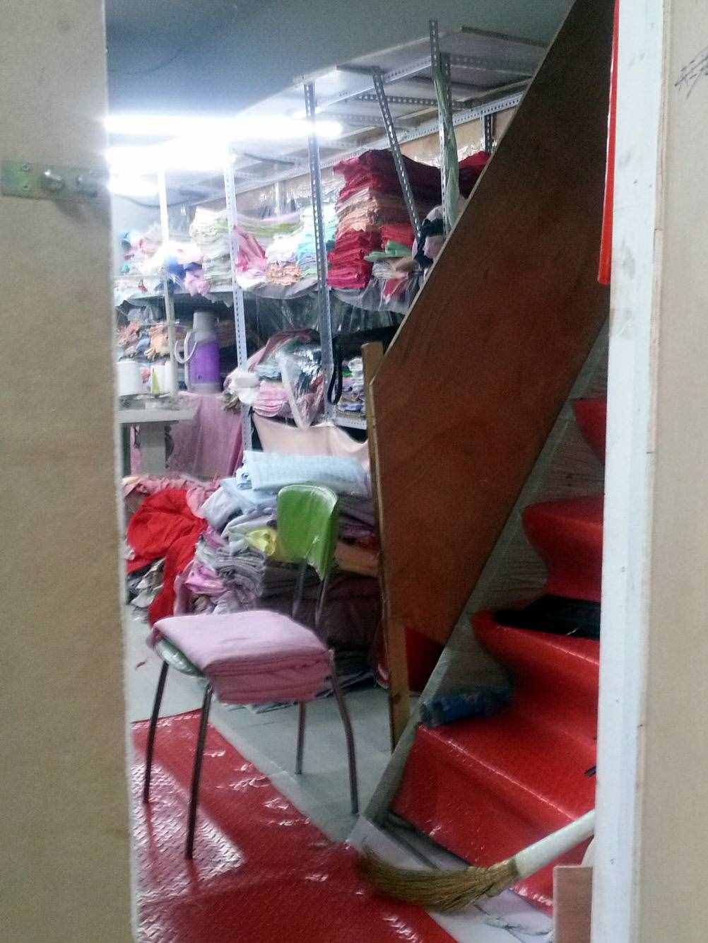 市民反映：哈市国润家饰城6层 电线胡乱扯 货物堆满屋