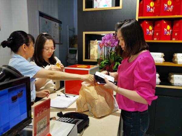 杭州知名蛋糕店，今天重新开业！现场太火爆了……
