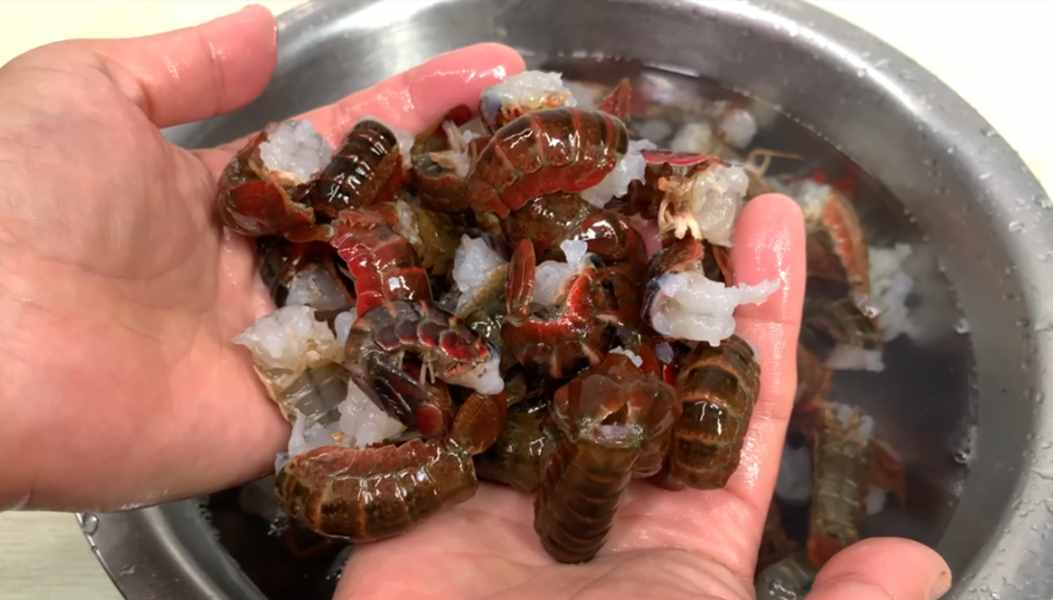 清水洗小龙虾和没洗一样脏，教你简单一招，脏东西自动跑光光