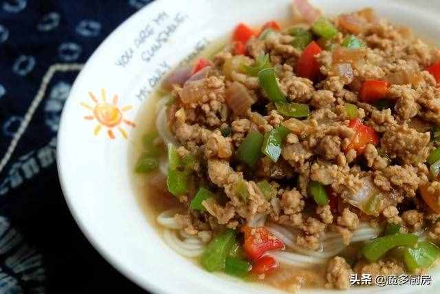 夏天常做的拌面，有肉有菜还有芝麻酱，做法简单味道好，全家都爱
