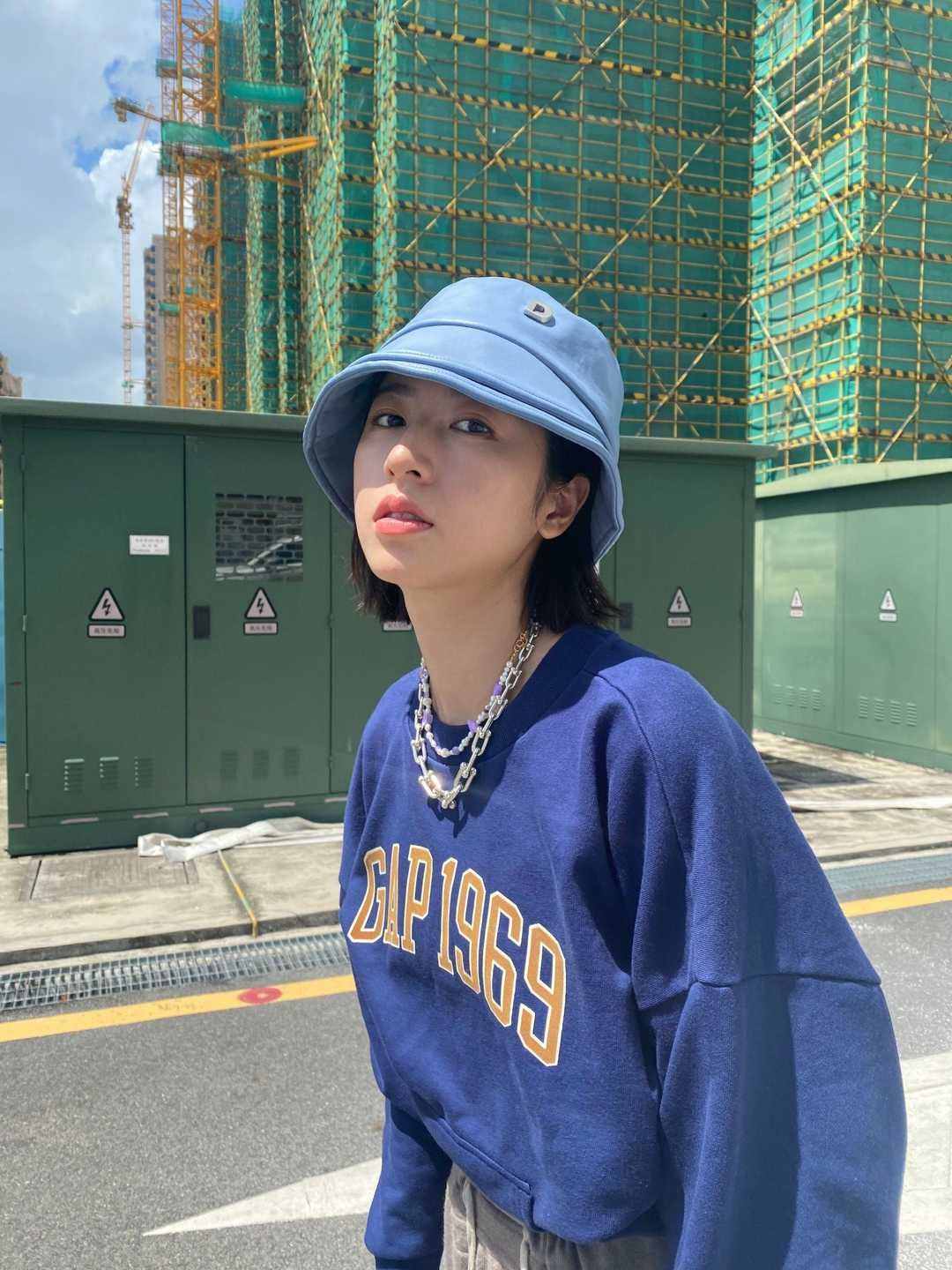 周雨彤穿衣打扮真时髦，蓝色卫衣搭配运动裤，美出了新高度