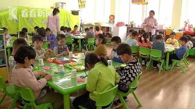 超可爱！幼儿园上演环保“时装秀”老师：衣服都是孩子亲手做的