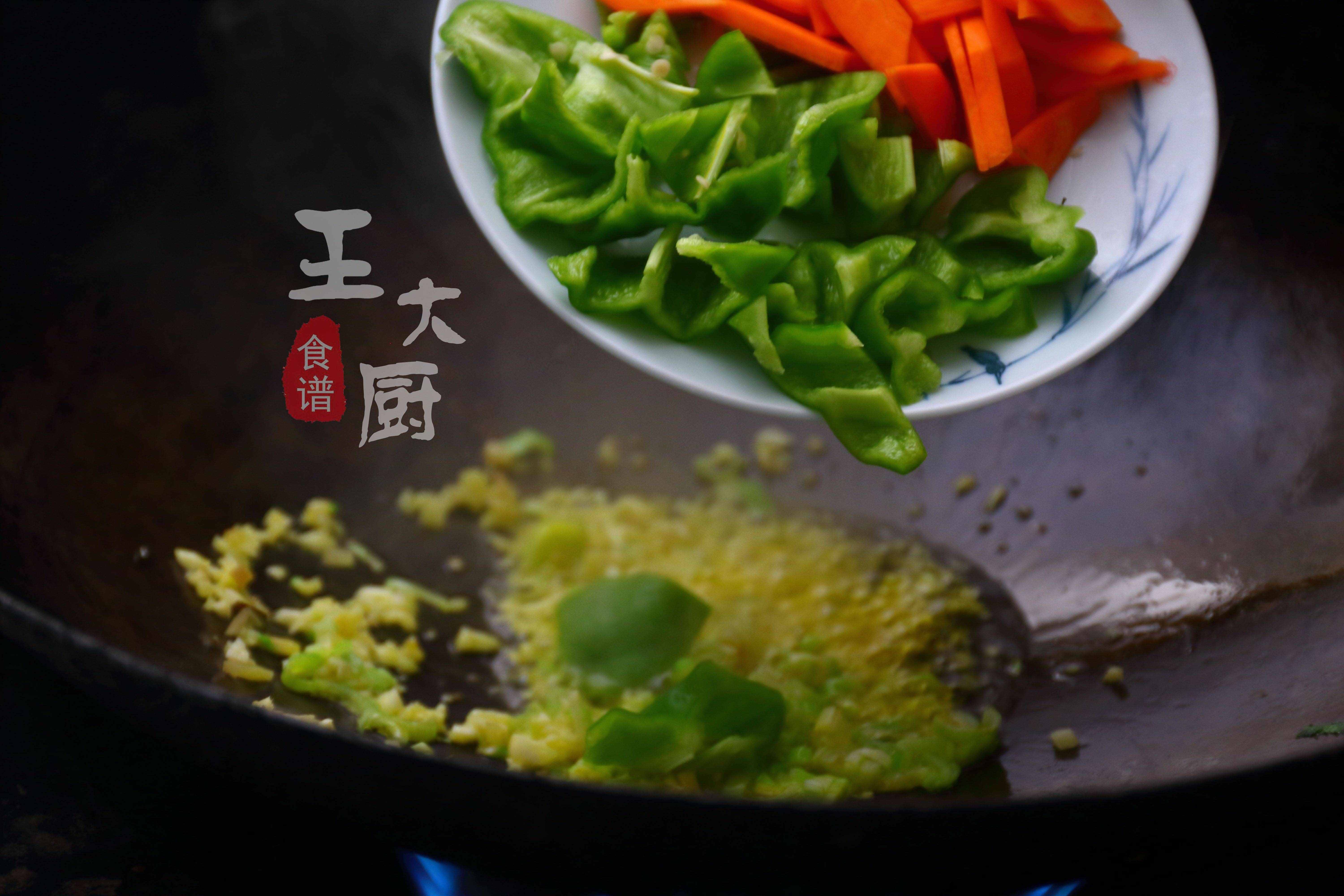 大厨教你做简单又好吃的溜肥肠，一步一步来，保证能学会