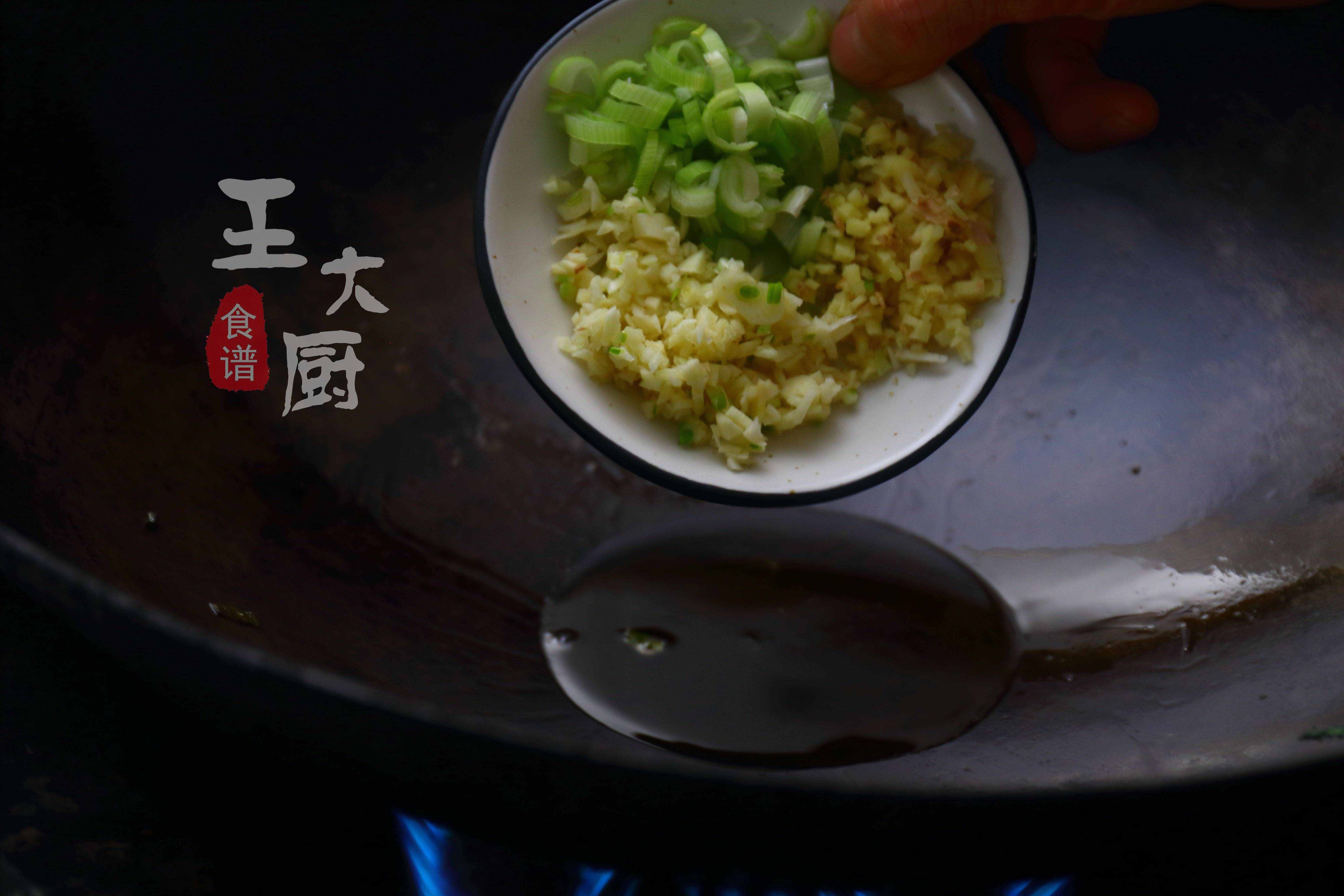 大厨教你做简单又好吃的溜肥肠，一步一步来，保证能学会