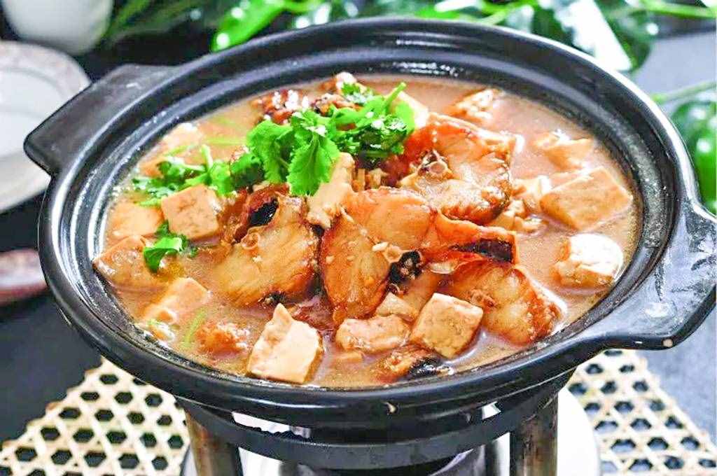 教你“鳕鱼炖豆腐”家常做法，肉鲜嫩味不腥，比饭店做的还好吃
