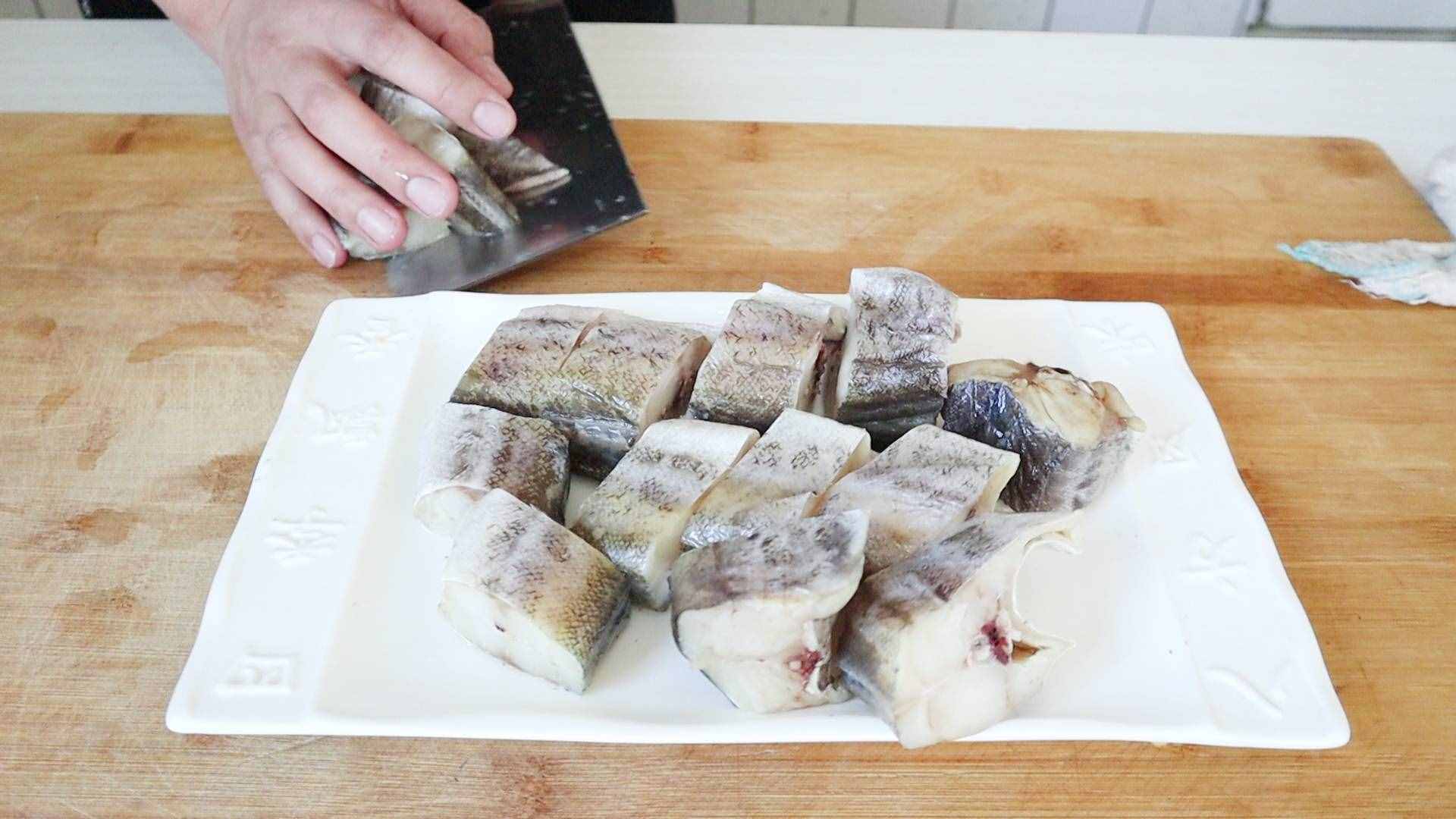 教你“鳕鱼炖豆腐”家常做法，肉鲜嫩味不腥，比饭店做的还好吃