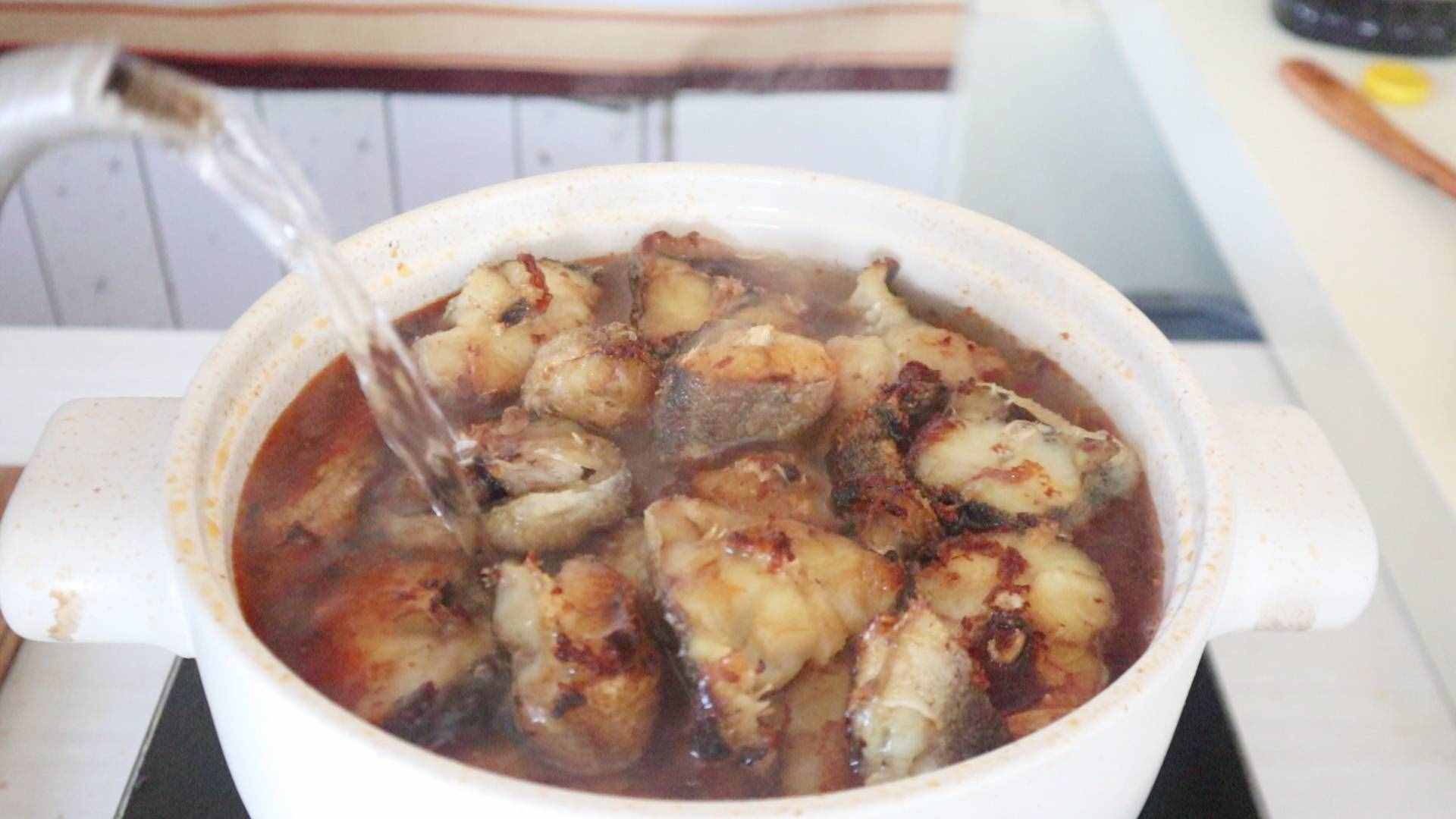 教你“鳕鱼炖豆腐”家常做法，肉鲜嫩味不腥，比饭店做的还好吃