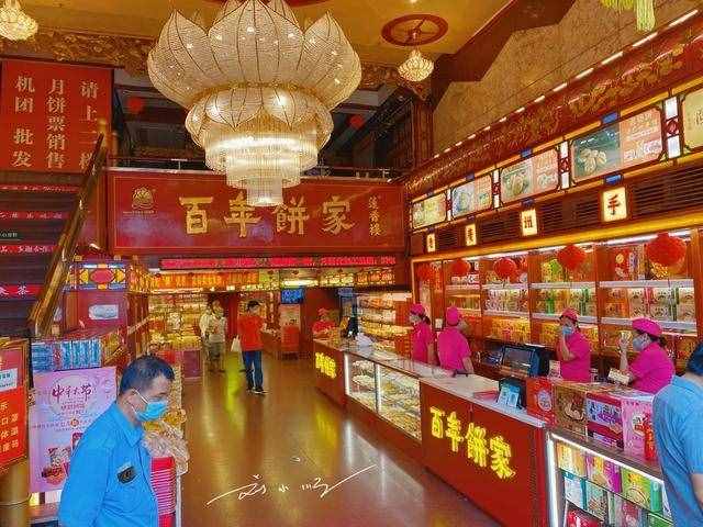 曾经是广州最著名的商业步行街，如今却变得破败，连游客都不多了