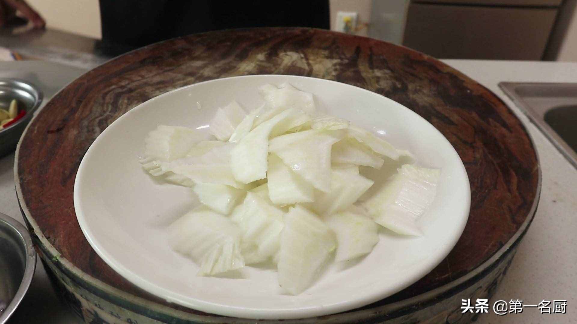 这才是酸辣大白菜的家常做法，口感爽脆又多汁，下酒下饭都不错