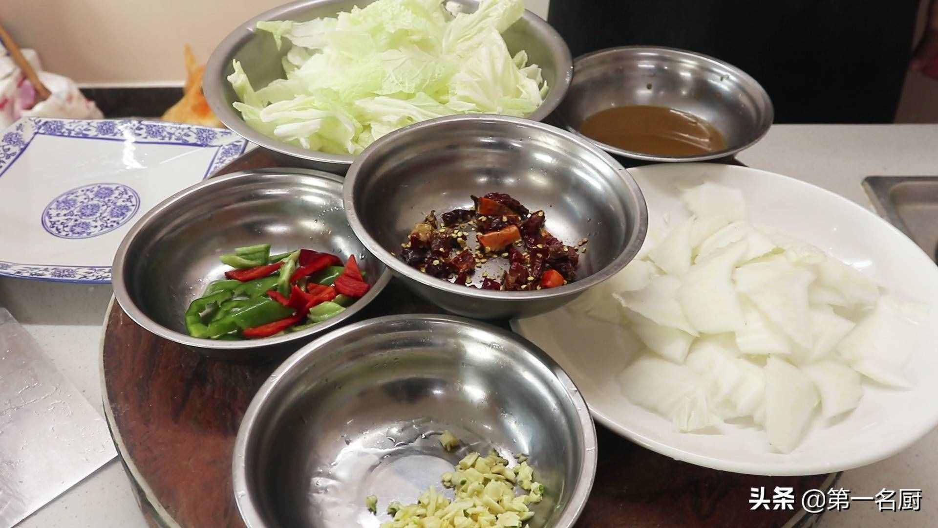 这才是酸辣大白菜的家常做法，口感爽脆又多汁，下酒下饭都不错